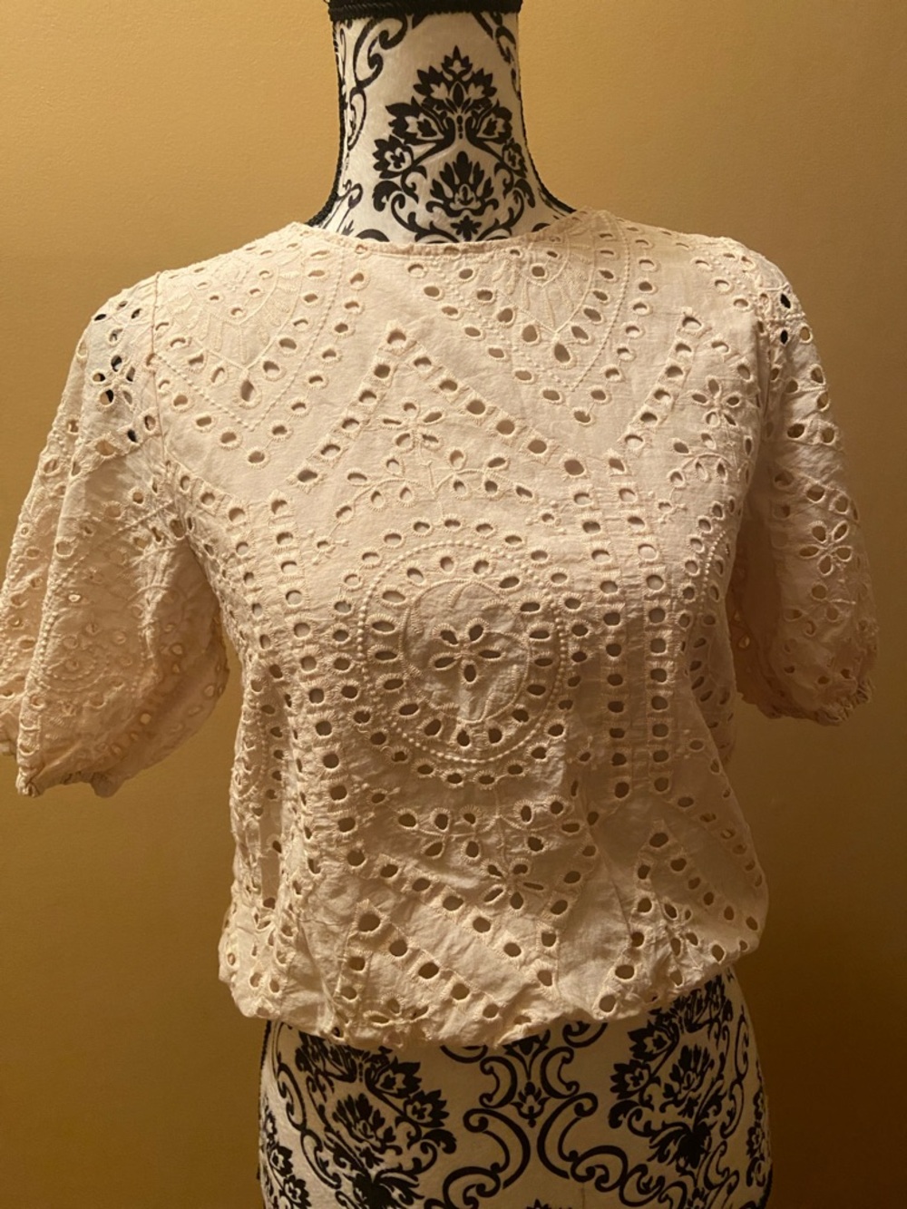 🌸 URBAN Romantics Cream Eyelet Puff Short Sleeve Top / Blouse Size Small